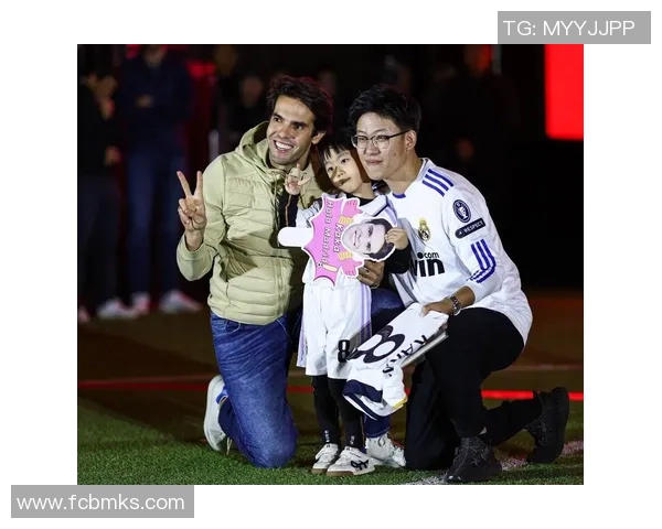 街头偶遇足球明星瞬间记录球迷热情与偶像互动的精彩视频 街头偶遇足球明星瞬间记录球迷热情与偶像互动的精彩视频