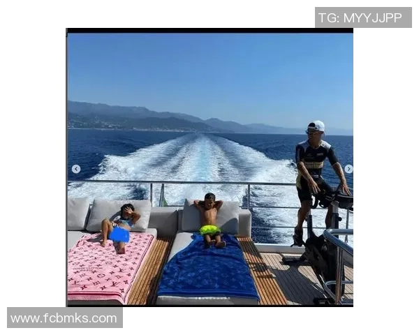 足球明星沙滩温馨瞬间抱小孩亲子时光尽显爱意与快乐